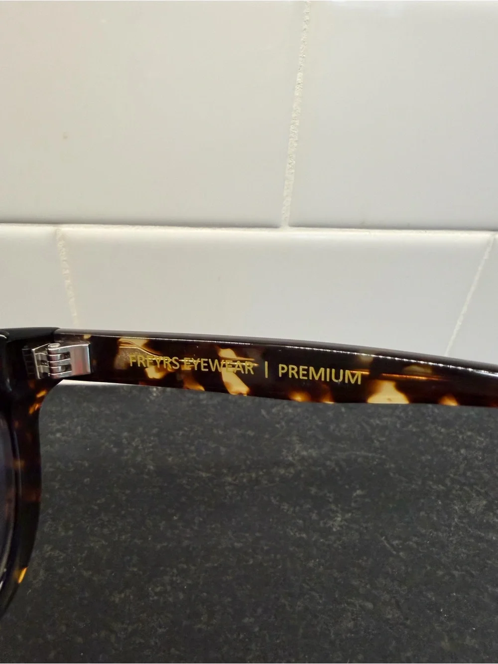 FREYRS Jasper Tortoise Round Sunglasses with Navy Case